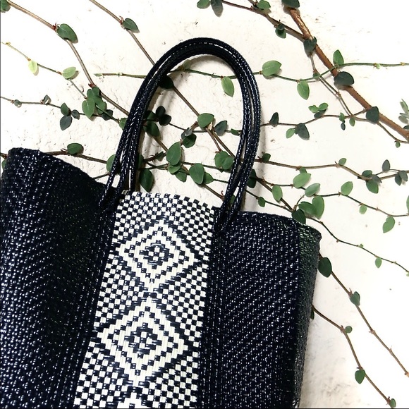 NWOT HANDWOVEN & SUSTAINABLE MEDIUM SIZE BLACK/IVORY TOTE BAG, UPCYCLED MEXICAN - Picture 3 of 4